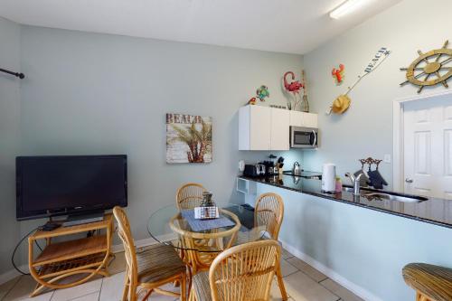 Charming Coastal Getaway with a Private Balcony - Short Drive to Dining photo 8