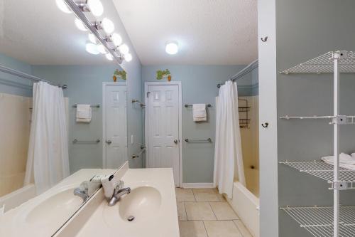 Charming Coastal Getaway with a Private Balcony - Short Drive to Dining photo 18