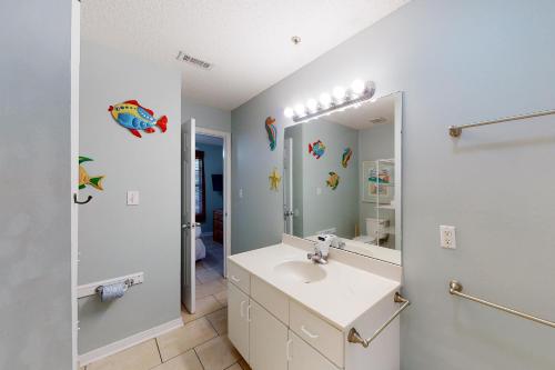 Charming Coastal Getaway with a Private Balcony - Short Drive to Dining photo 20