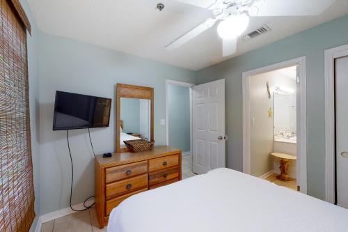 Charming Coastal Getaway with a Private Balcony - Short Drive to Dining photo 17