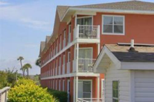 Charming Coastal Getaway with a Private Balcony - Short Drive to Dining photo 24