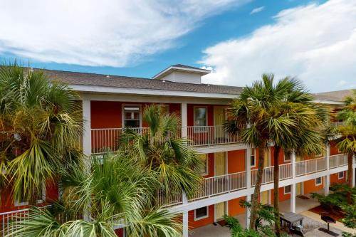 Charming Coastal Getaway with a Private Balcony - Short Drive to Dining photo 22