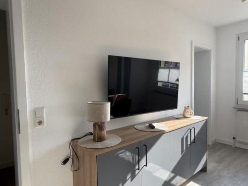 ein Wohnzimmer mit einem Flachbildfernseher an der Wand in der Unterkunft Schmidt-einander in Norderney