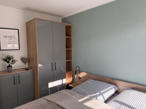 ein Schlafzimmer mit einem Bett und einem Schrank in der Unterkunft Schmidt-einander in Norderney