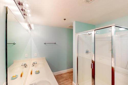 Well-equipped & located seventh-floor condo with balcony shared gym pool & more photo 16