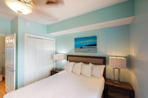 Well-equipped & located seventh-floor condo with balcony shared gym pool & more photo 17
