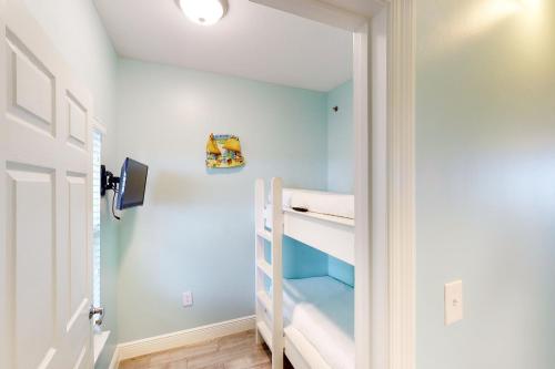 Well-equipped & located seventh-floor condo with balcony shared gym pool & more photo 22