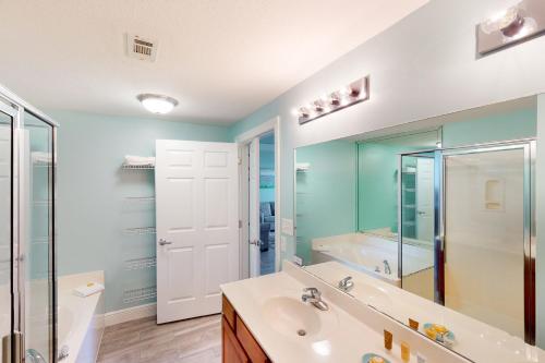Well-equipped & located seventh-floor condo with balcony shared gym pool & more photo 3