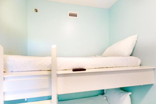 Well-equipped & located seventh-floor condo with balcony shared gym pool & more photo 21