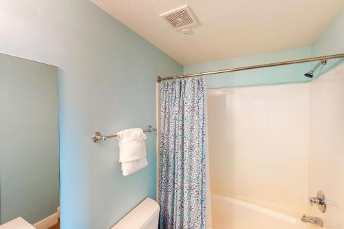 Well-equipped & located seventh-floor condo with balcony shared gym pool & more photo 20