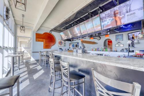 Well-equipped & located seventh-floor condo with balcony shared gym pool & more photo 26