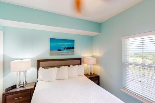 Well-equipped & located seventh-floor condo with balcony shared gym pool & more photo 18