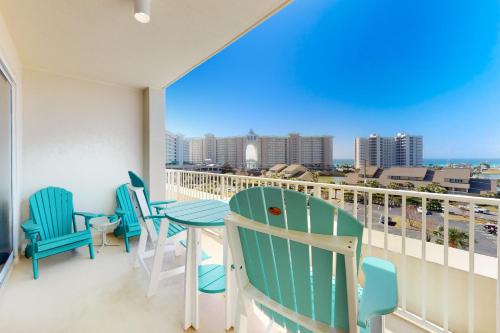 Fifth-floor condo with furnished balcony beach access & views shared pool & gym photo 3