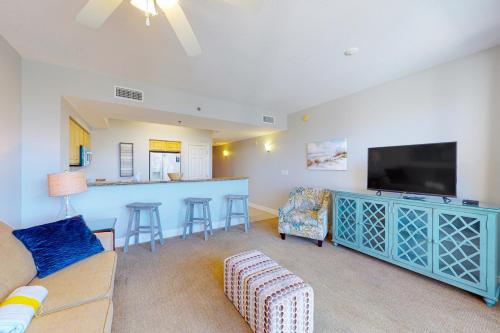 Fifth-floor condo with furnished balcony beach access & views shared pool & gym photo 5