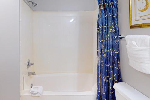 Fifth-floor condo with furnished balcony beach access & views shared pool & gym photo 14