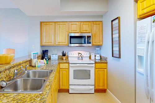 Fifth-floor condo with furnished balcony beach access & views shared pool & gym photo 9