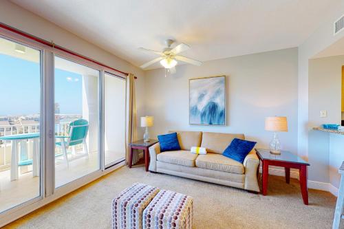Fifth-floor condo with furnished balcony beach access & views shared pool & gym photo 6