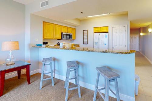 Fifth-floor condo with furnished balcony beach access & views shared pool & gym photo 7