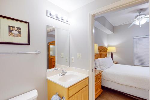 Fifth-floor condo with furnished balcony beach access & views shared pool & gym photo 12
