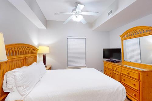 Fifth-floor condo with furnished balcony beach access & views shared pool & gym photo 11