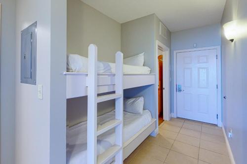 Fifth-floor condo with furnished balcony beach access & views shared pool & gym photo 15