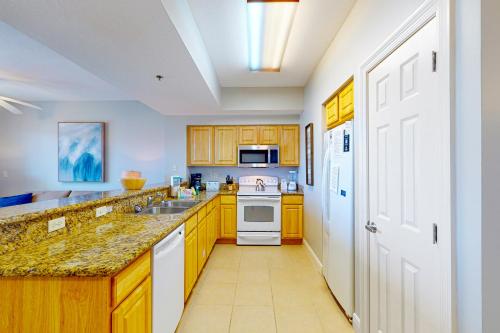 Fifth-floor condo with furnished balcony beach access & views shared pool & gym photo 8