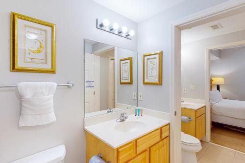 Fifth-floor condo with furnished balcony beach access & views shared pool & gym photo 13