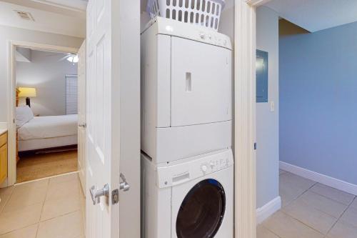 Fifth-floor condo with furnished balcony beach access & views shared pool & gym photo 16