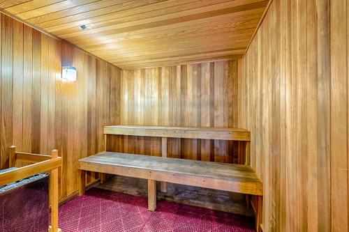 Fifth-floor condo with furnished balcony beach access & views shared pool & gym photo 17