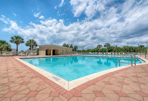 Fifth-floor condo with furnished balcony beach access & views shared pool & gym photo 20