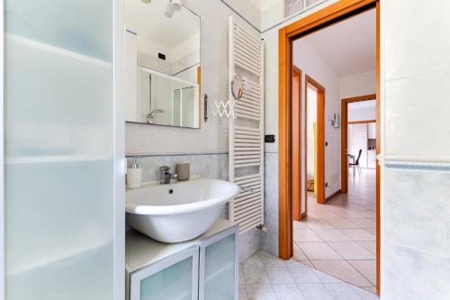 a bathroom with a sink and a mirror at Residenza Quadrifoglio in Cesena