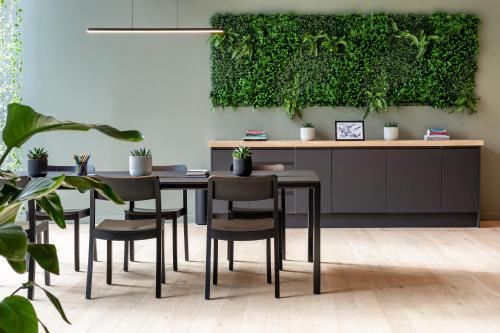 a dining room with a green wall at Zedwell Hotel Greenwich in London