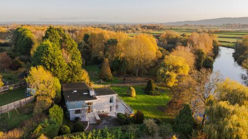 an aerial view of a house with a lake at The Nait in Fladbury