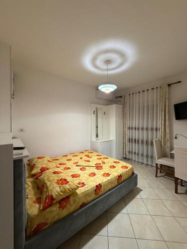 Un pat sau paturi într-o cameră la Beach Front Apartment