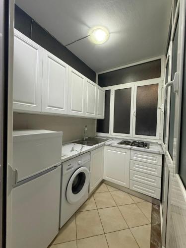 O bucătărie sau chicinetă la Beach Front Apartment
