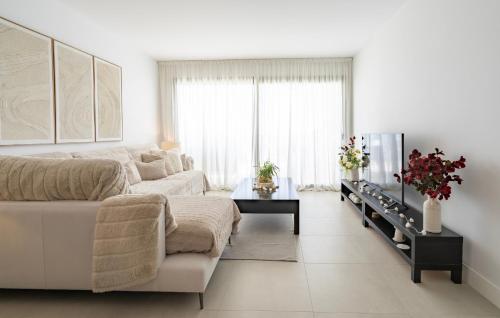 Modern 2 Bedroom Apartment with Panoramic Sea Views