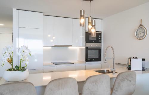 Modern 2 Bedroom Apartment with Panoramic Sea Views