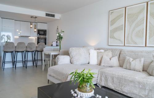 Modern 2 Bedroom Apartment with Panoramic Sea Views