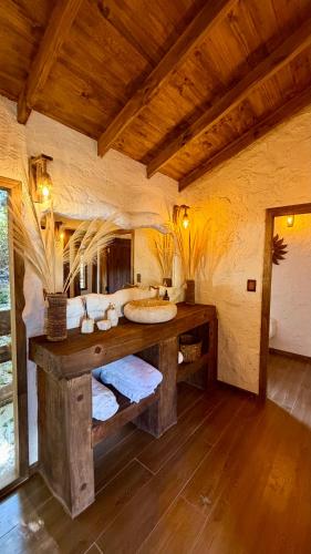 a large bathroom with a sink and a mirror at Antu Wellness cabaña de lujo en paine in Maipo