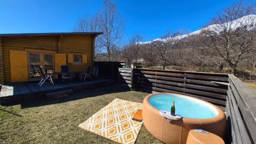 CHALET EN FUSTE, JACUZZI PRIVE, TERRASSE et VUE MONTAGNE DANS CAMPING 3 ETOILES