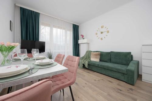 Functional Studio with Balcony in Warsaw Old Town by Noclegi Renters