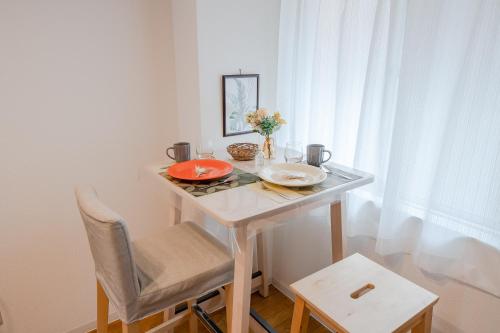 7minute walk from Ebisu Station ,1R , 3 min to Shibuya and 8 min to Shinjuku by train from the nearest station