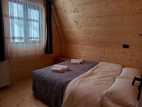 a bedroom with a bed with two towels on it at Sno Valley Cottage in Sno