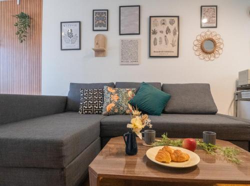 7minute walk from Ebisu Station ,1R , 3 min to Shibuya and 8 min to Shinjuku by train from the nearest station