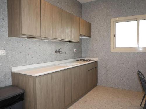 a kitchen with a sink and a window at قصر الرحابة للشقق المخدومة in Hawāyā