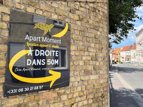 a sign on the side of a brick building at Le Moment Douillet - Chambre privée in Bourbourg