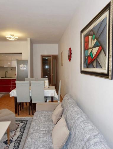 salon z kanapą i jadalnią w obiekcie Hamide's Apartment w Durrës