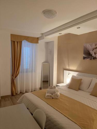 a bedroom with a large bed and a window at Casa Vacanze Arcobaleno in Gasponi