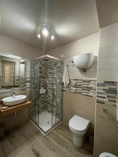 a bathroom with a shower and a toilet and a sink at Casa Vacanze Arcobaleno in Gasponi