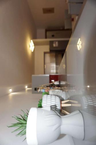 łazienka z białą wanną w pokoju w obiekcie Hamide's Apartment w Durrës